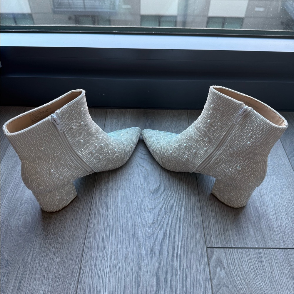 Betsey Johnson White Kyla Bootie - Picture 4 of 7